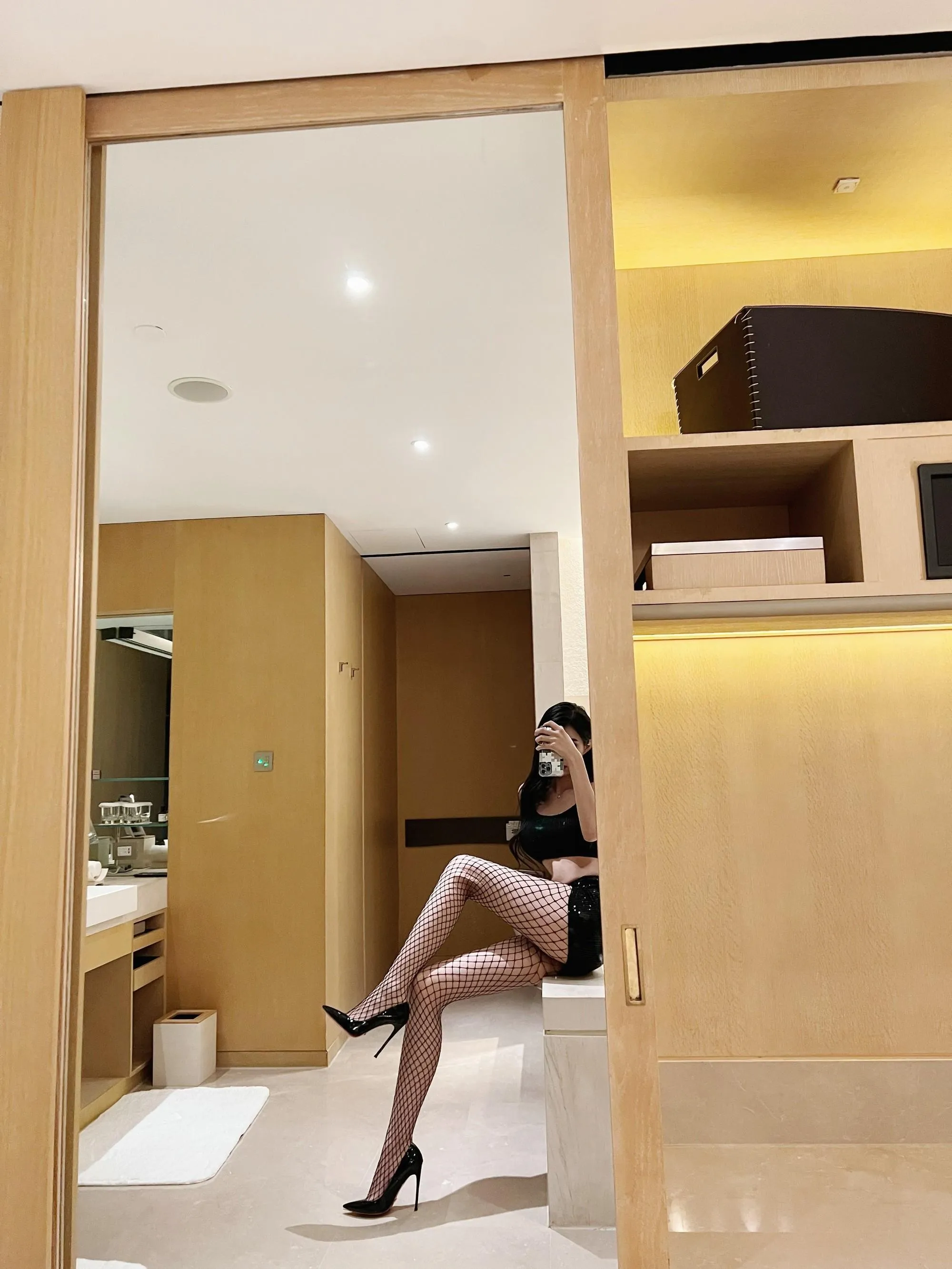 NO.037 葛征GEZHENG – 黑丝网洞袜加超好看抹胸装 [23P]插图1